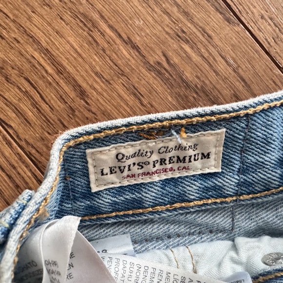 Levi’s 501 distressed Denim Shorts - Picture 2 of 3